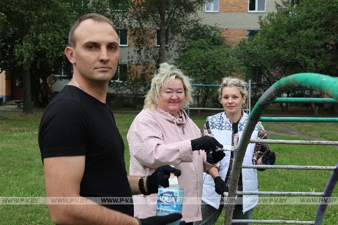 Активисты «Белой Руси» обновили двор в Пинске