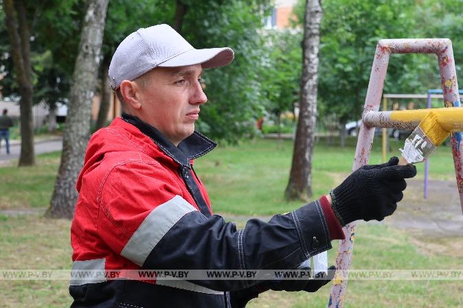 Активисты «Белой Руси» обновили двор в Пинске