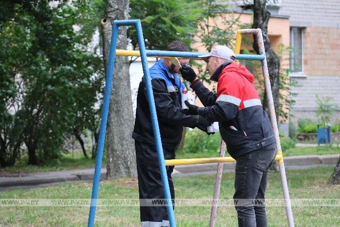 Активисты «Белой Руси» обновили двор в Пинске