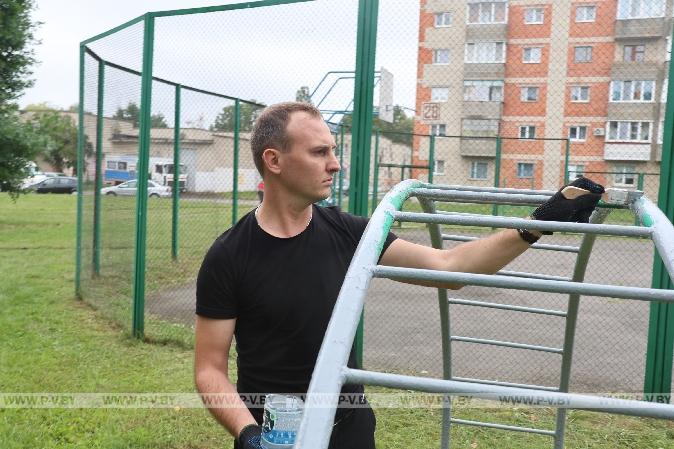 Активисты «Белой Руси» обновили двор в Пинске