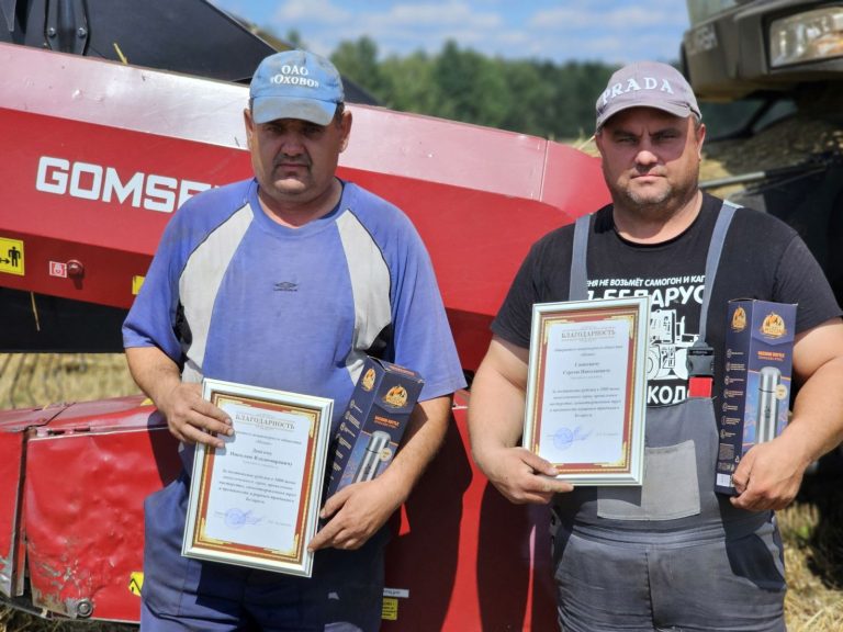Экипаж из ОАО «Охово» первым намолотил 1000 тонн Экипаж из ОАО «Охово» первым намолотил 1000 тонн