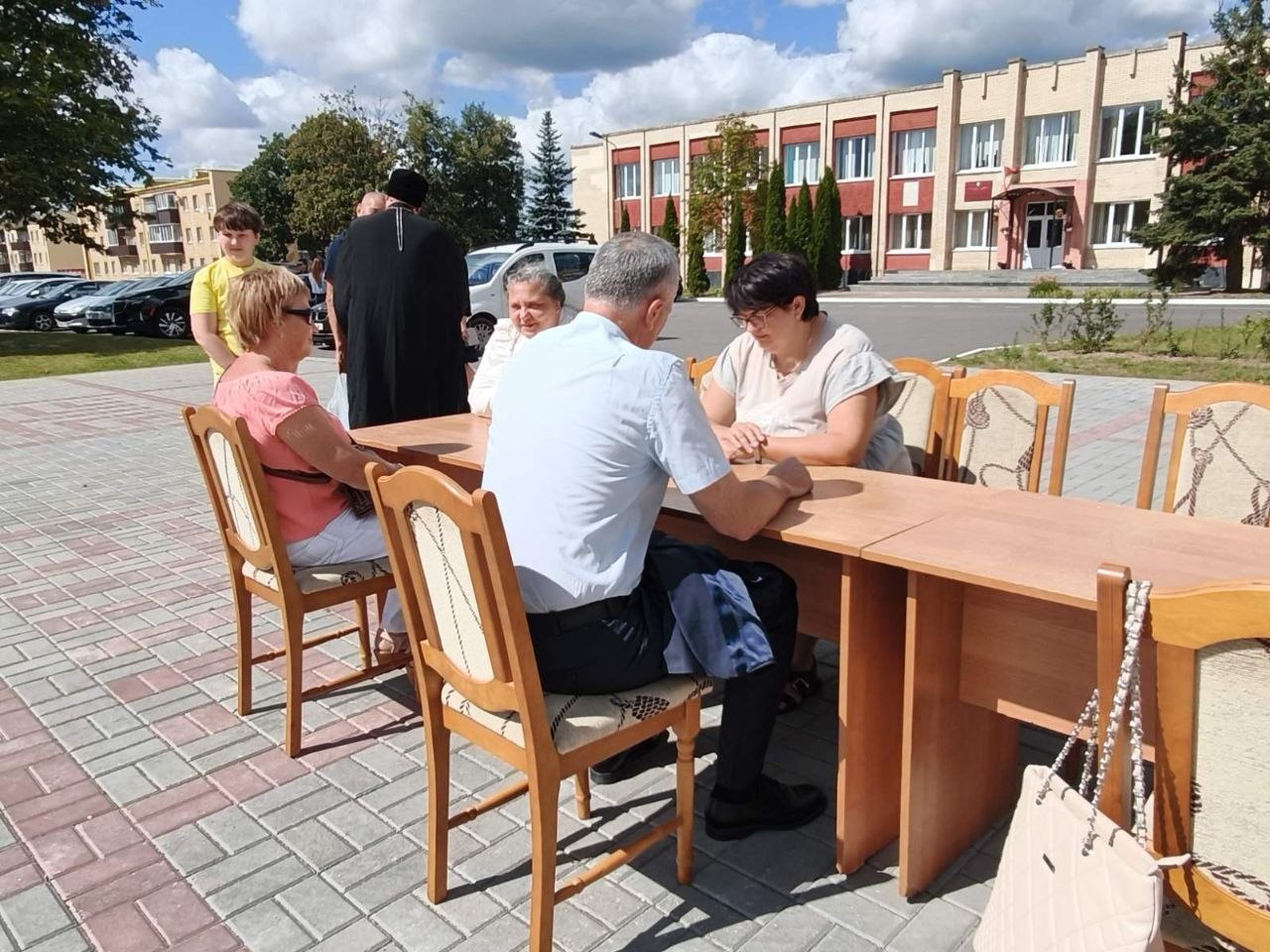 Медики провели приём под открытым небом в Оснежицах