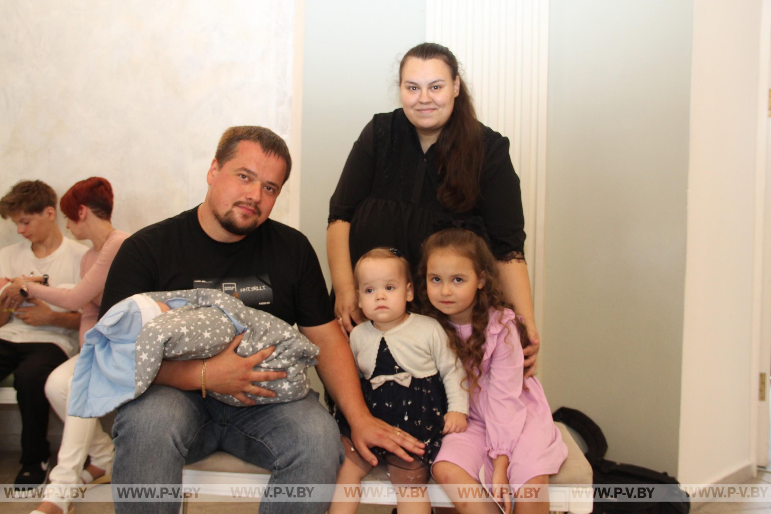 В Пинске многодетным семьям вручили «Бацькаву кашулю»