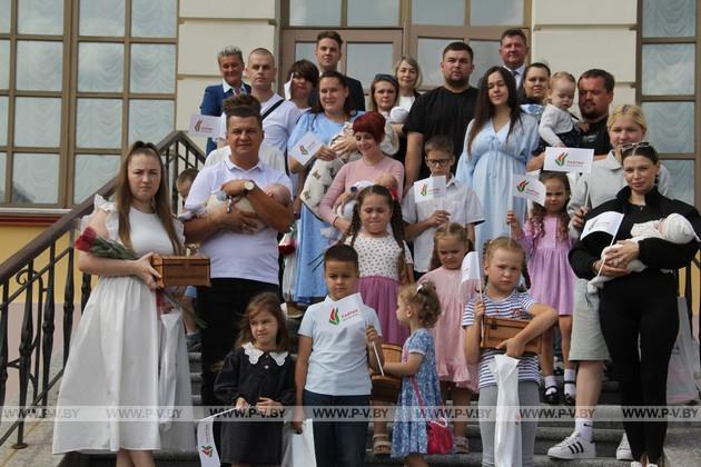 В Пинске многодетным семьям вручили «Бацькаву кашулю» В Пинске многодетным семьям вручили «Бацькаву кашулю»
