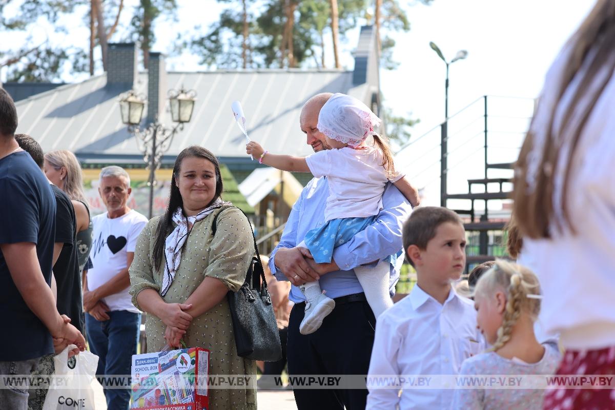 Более 130 первоклассников Пинска получат подарки от «Белой Руси»