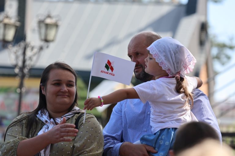 Более 130 первоклассников Пинска получат подарки от «Белой Руси»