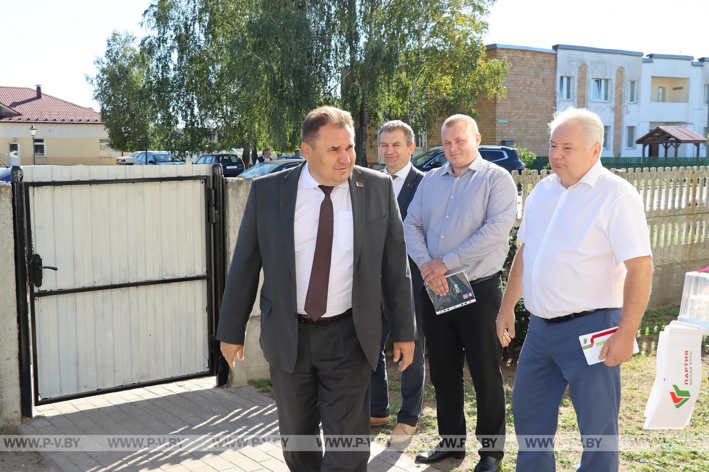 Председатель райисполкома посетил дом семейного типа в Высоком