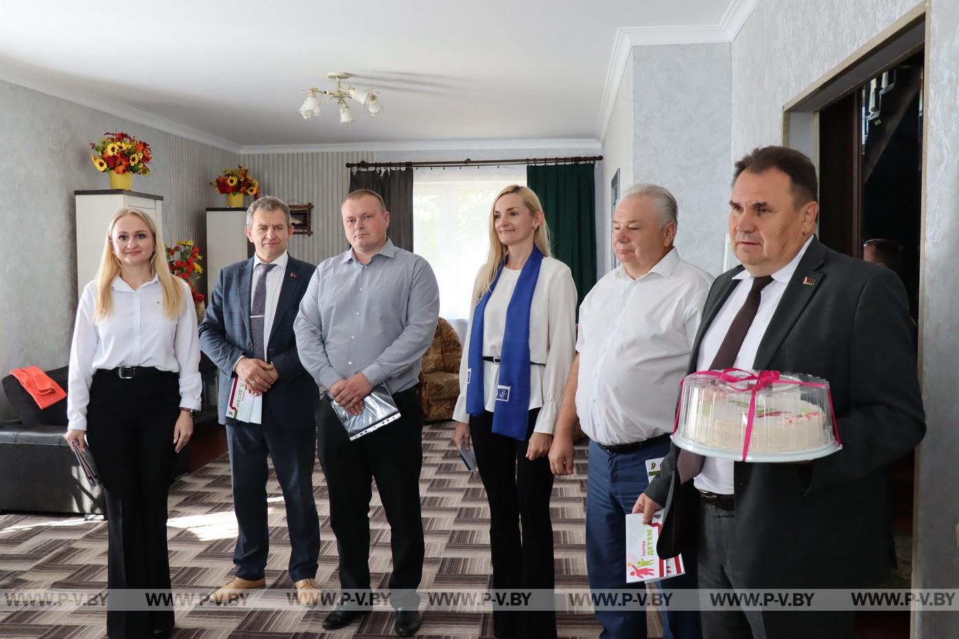 Председатель райисполкома посетил дом семейного типа в Высоком