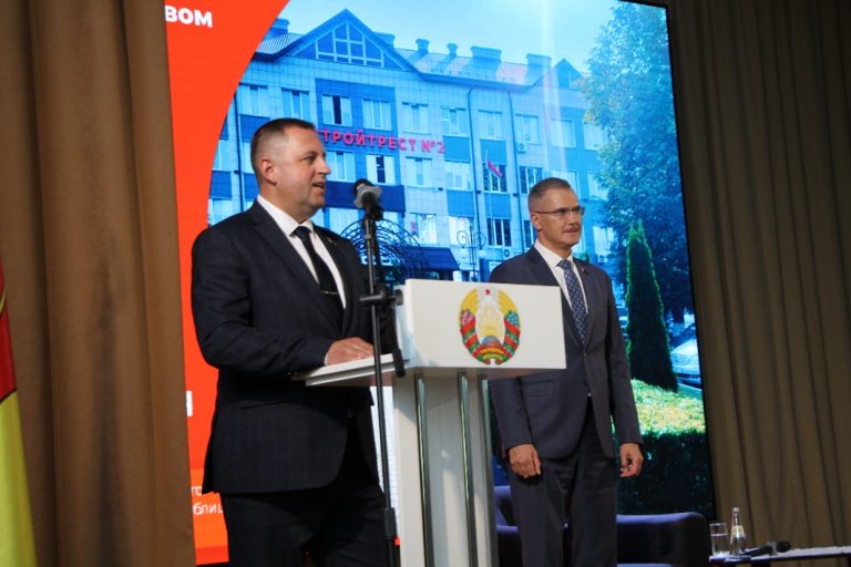 Вадим Гигин встретился с коллективом пинского «Стройтреста № 2» Вадим Гигин встретился с коллективом пинского «Стройтреста № 2»