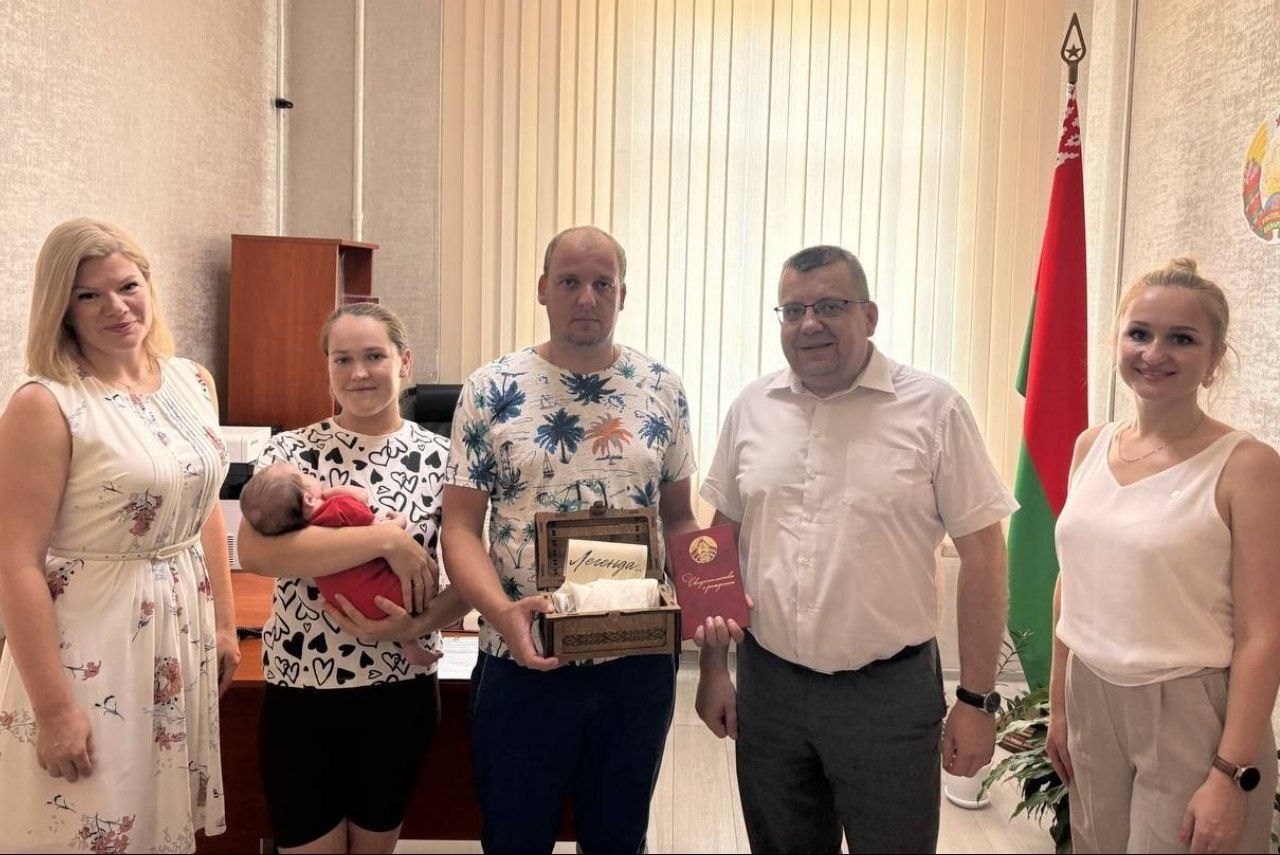 «Бацькаву кашулю» подарили еще трем семьям Пинского района