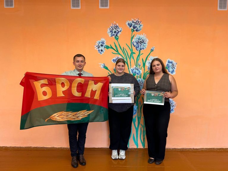 Молодёжь Тобульской школы помогла собрать детей к 1 сентября