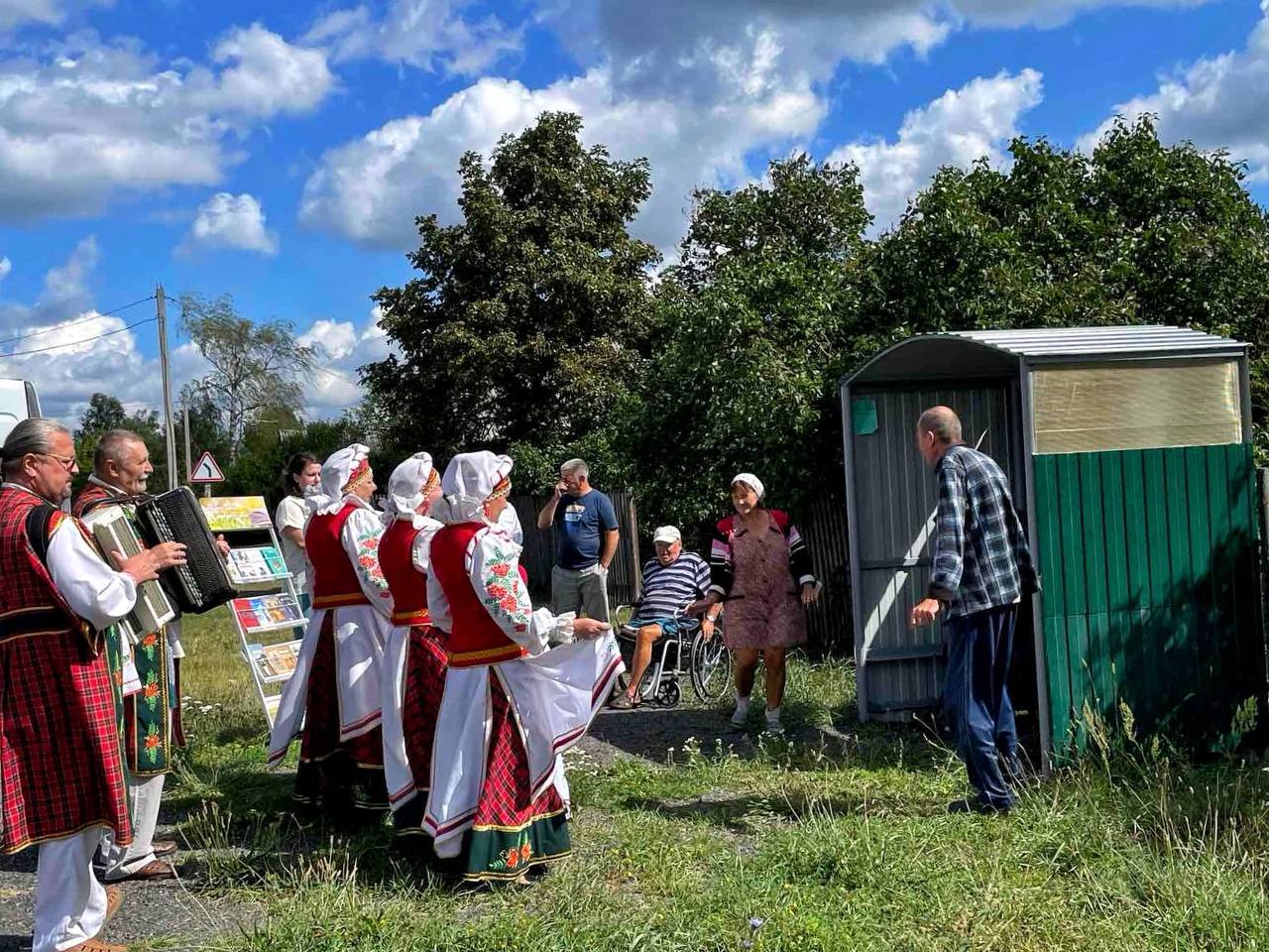 Артисты Пинского района выступили в отдаленных деревнях