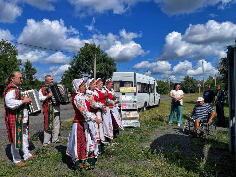 Артисты Пинского района выступили в отдаленных деревнях
