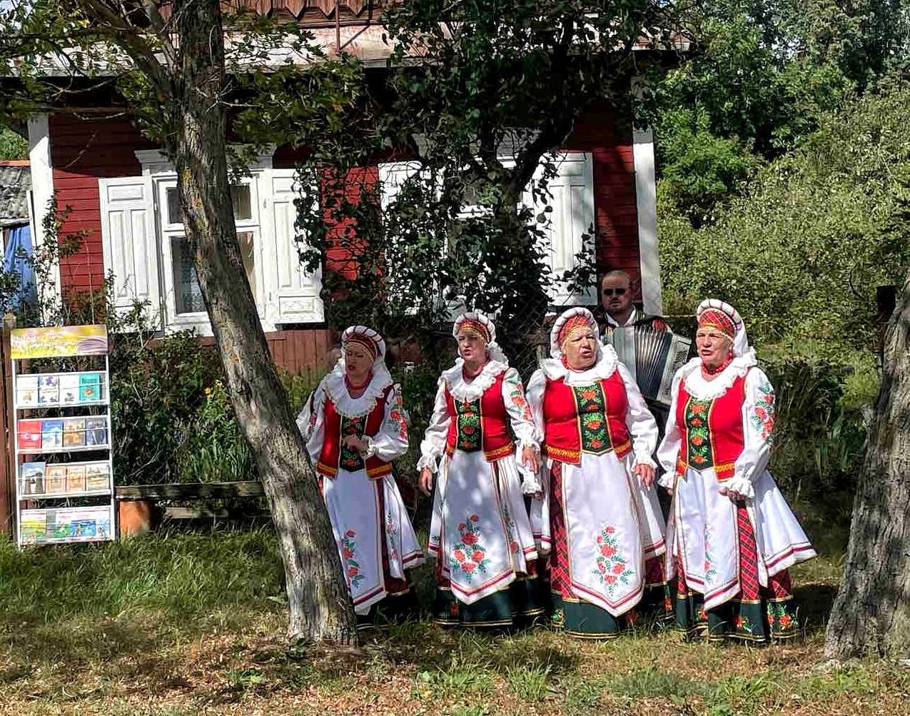 Артисты Пинского района выступили в отдаленных деревнях