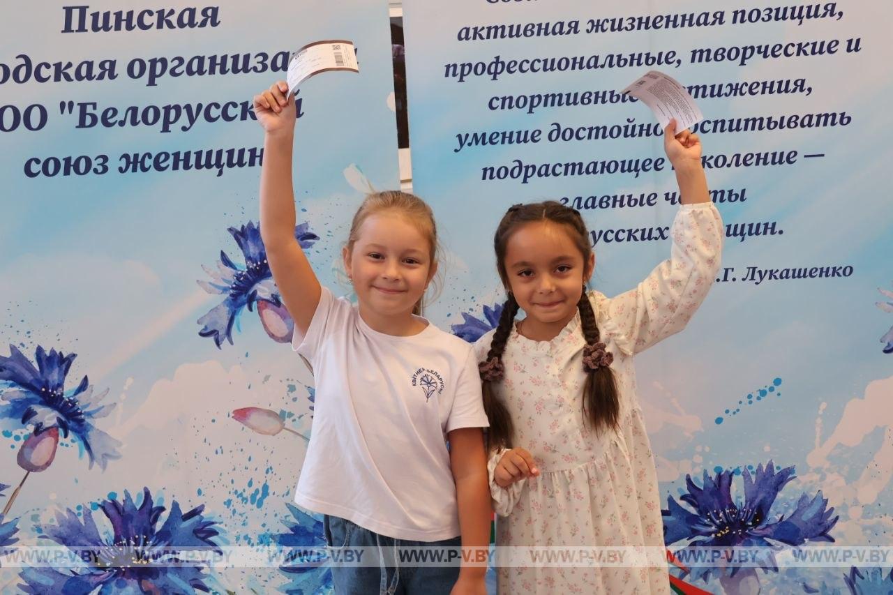 В Полесском драматическом театре прошла акция «Соберём портфель вместе»