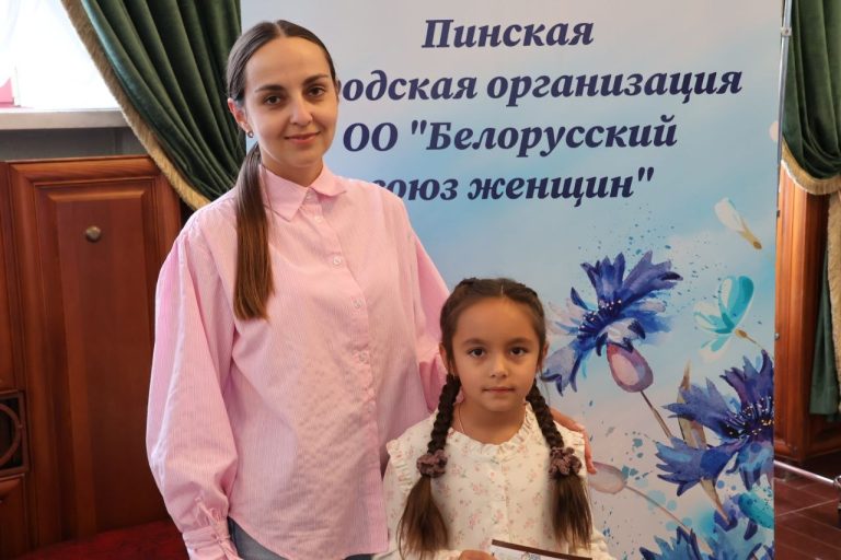 В Полесском драматическом театре прошла акция «Соберём портфель вместе»