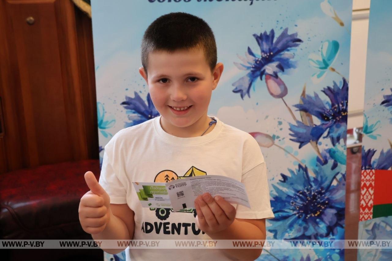 В Полесском драматическом театре прошла акция «Соберём портфель вместе»
