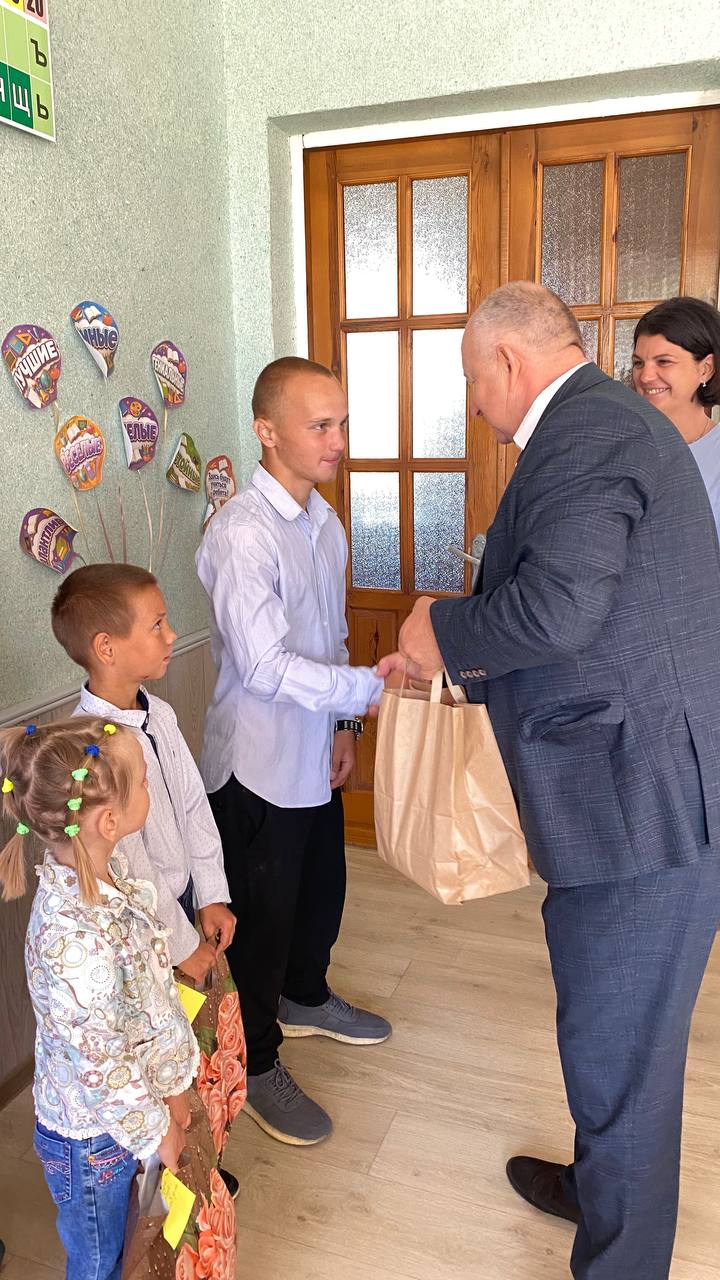 Подарки многодетной семье из Оснежиц к 1 сентября