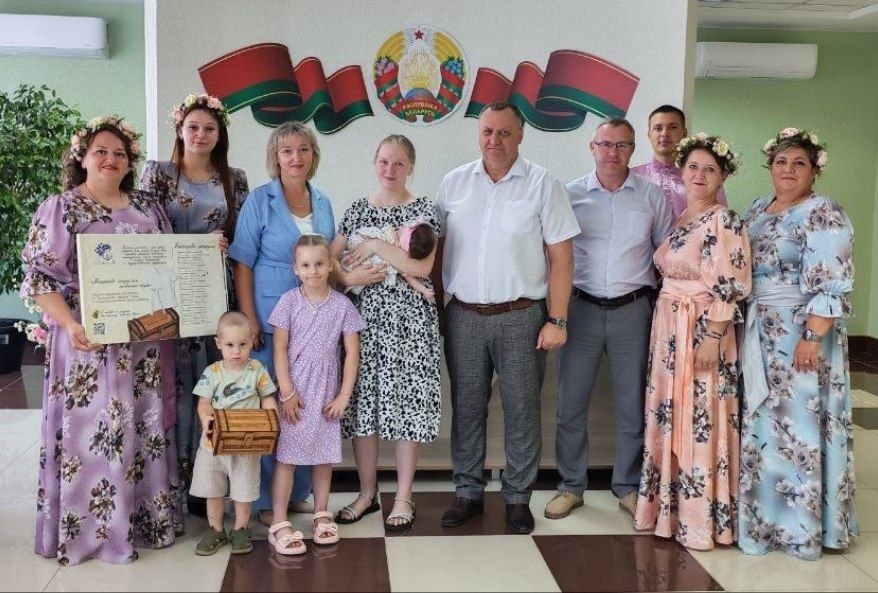 «Бацькаву кашулю» подарили еще трем семьям Пинского района