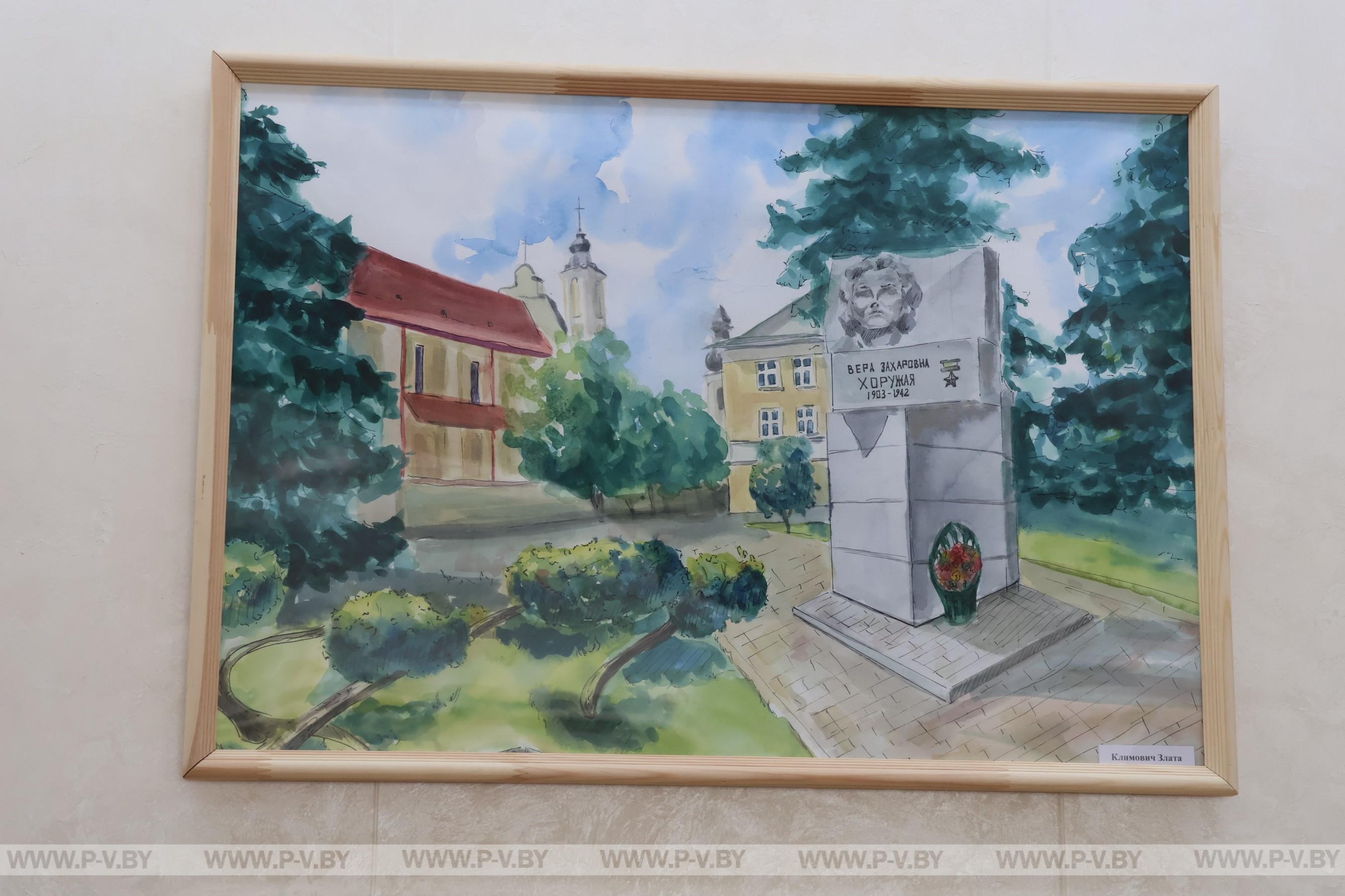 В городском Доме культуры состоялся вернисаж учащихся первого курса Пинского государственного колледжа искусств