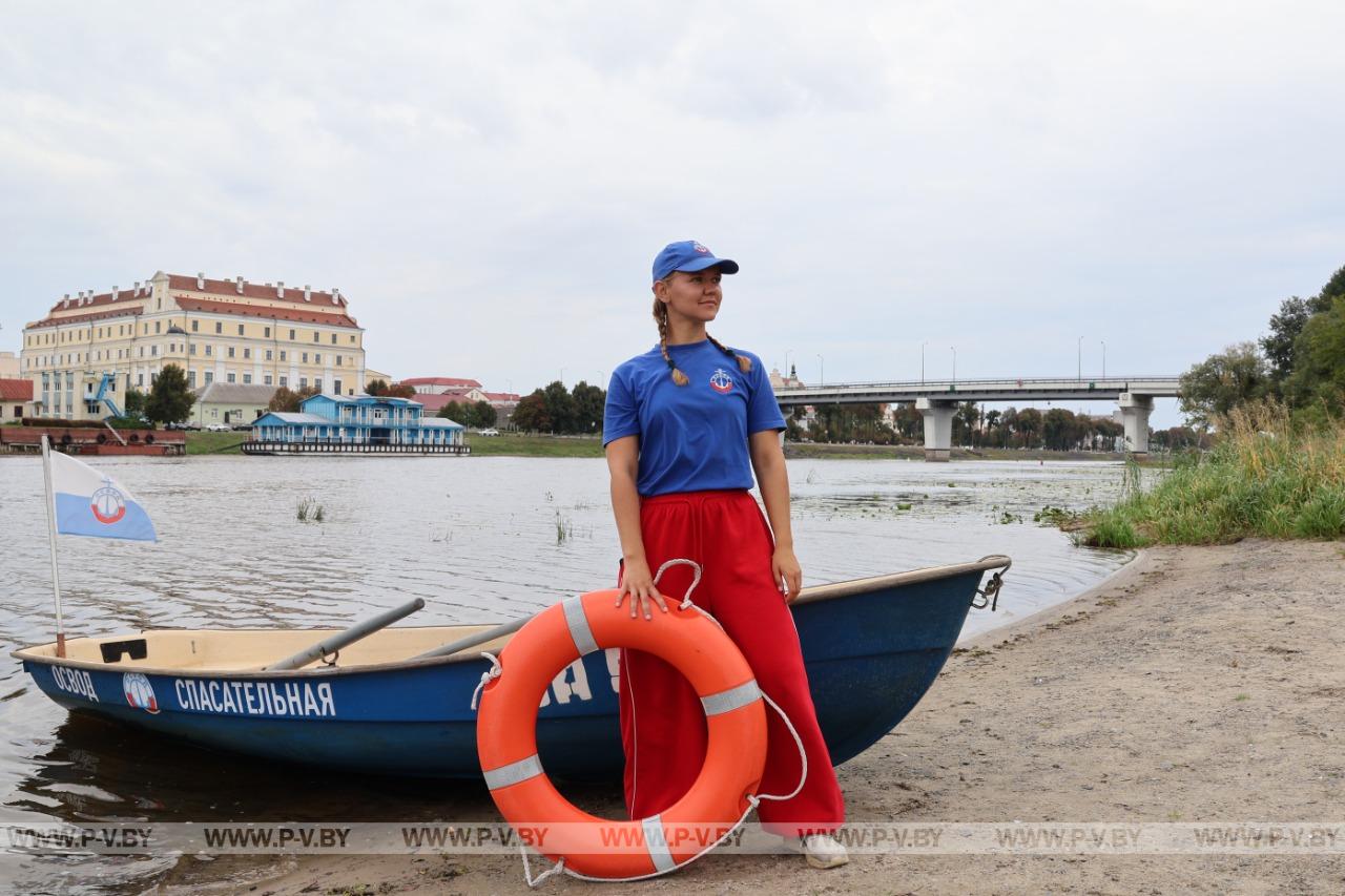 В Пинске на городском пляже несёт службу девушка-спасатель