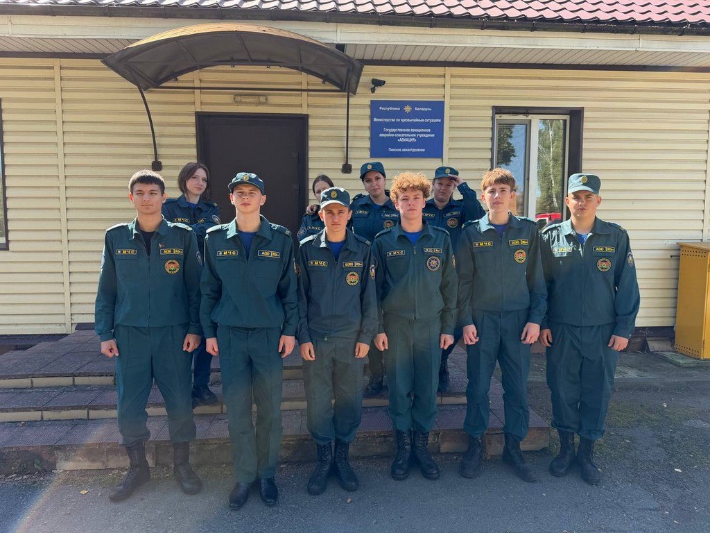Пинские школьники побывали на аэродроме авиации МЧС