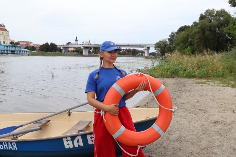 В Пинске на городском пляже несёт службу девушка-спасатель В Пинске на городском пляже несёт службу девушка-спасатель