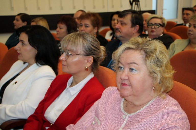 На сессии проанализировали работу по наведению порядка на городских территориях