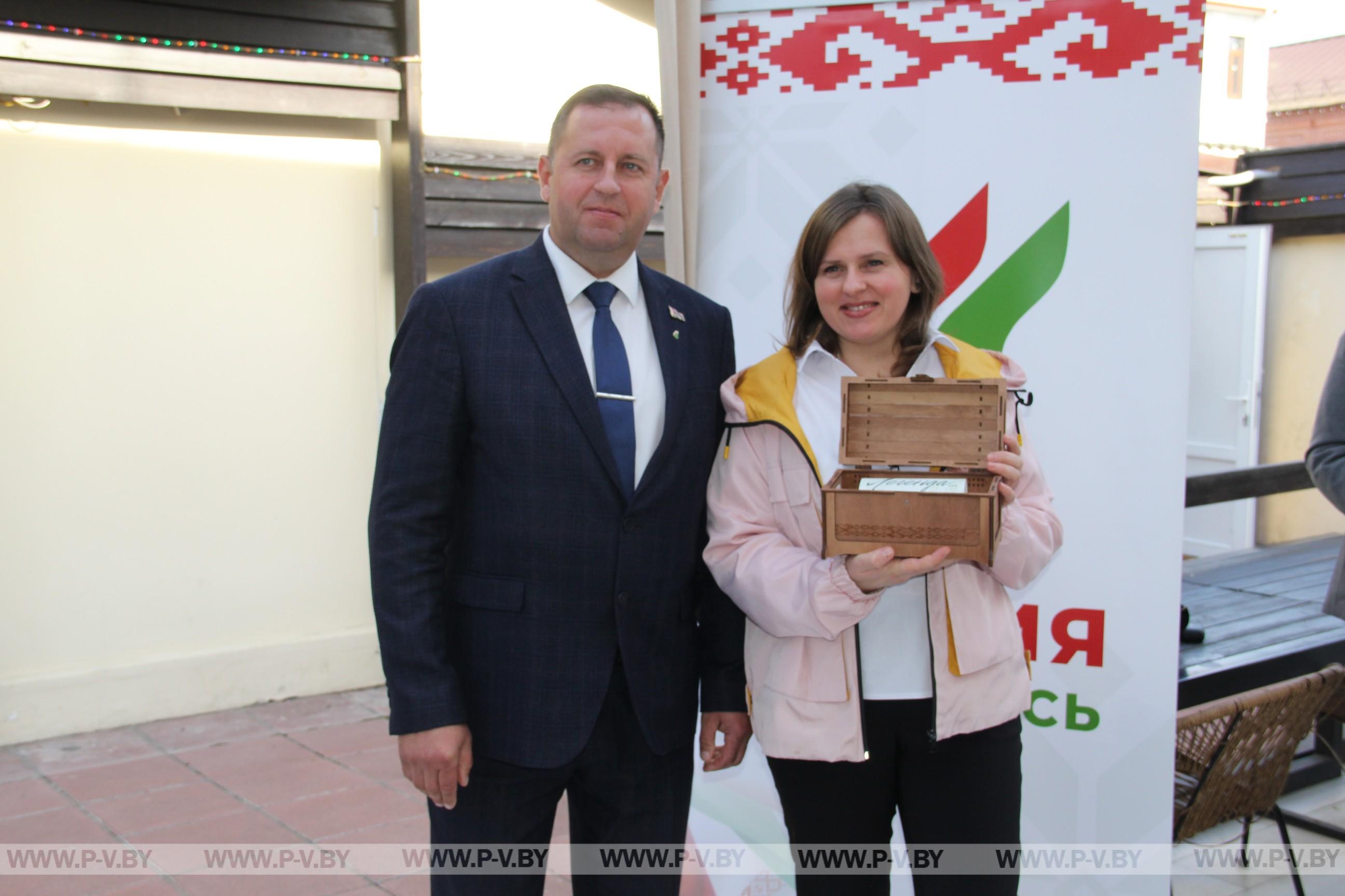 Четыре семьи в Пинске получили «Бацькаву кашулю»
