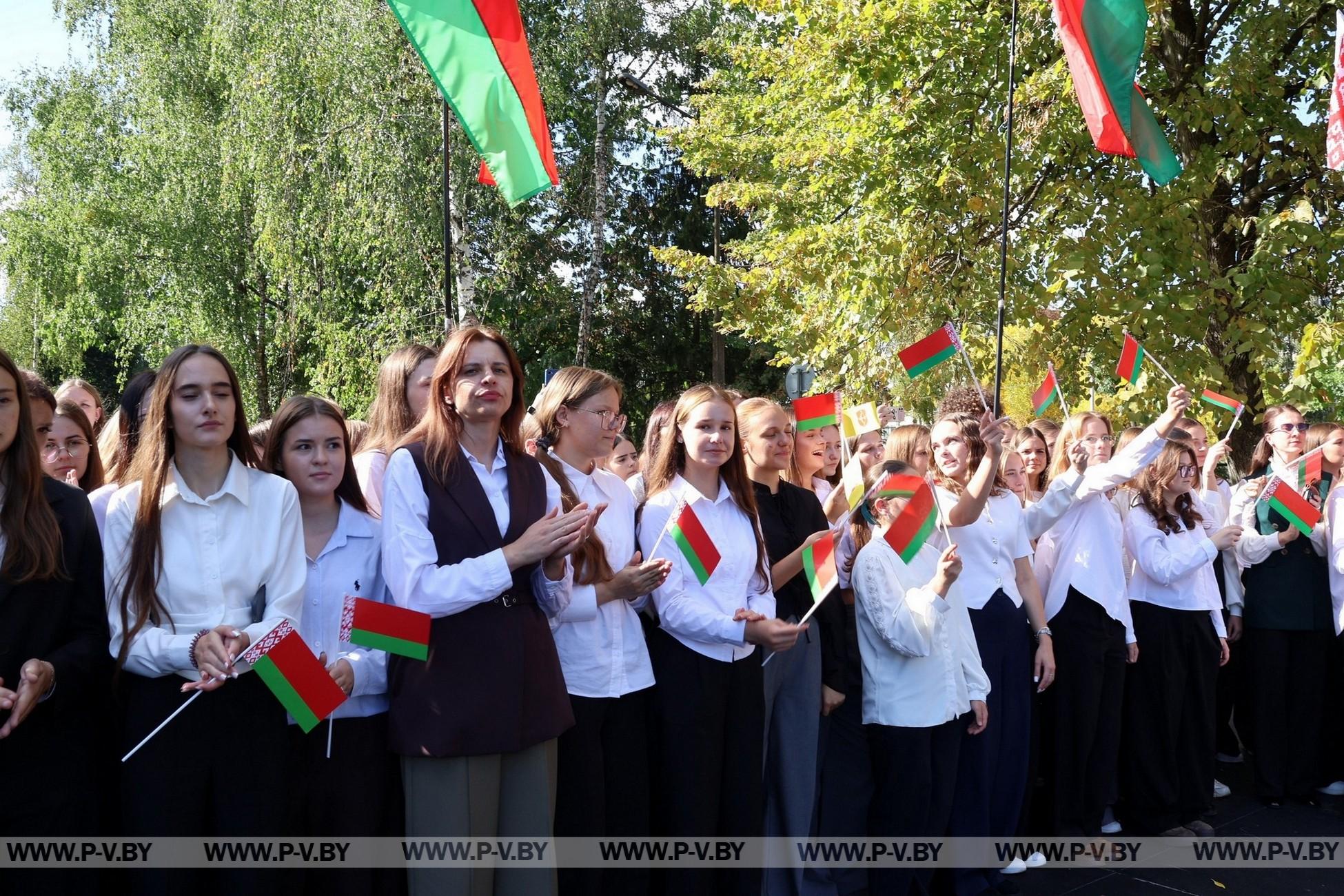 В Пинском колледже БрГУ имени Пушкина торжественно открыли стадион после капремонта