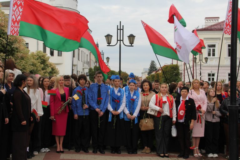 День народного единства в Пинске: торжественный митинг День народного единства в Пинске: торжественный митинг