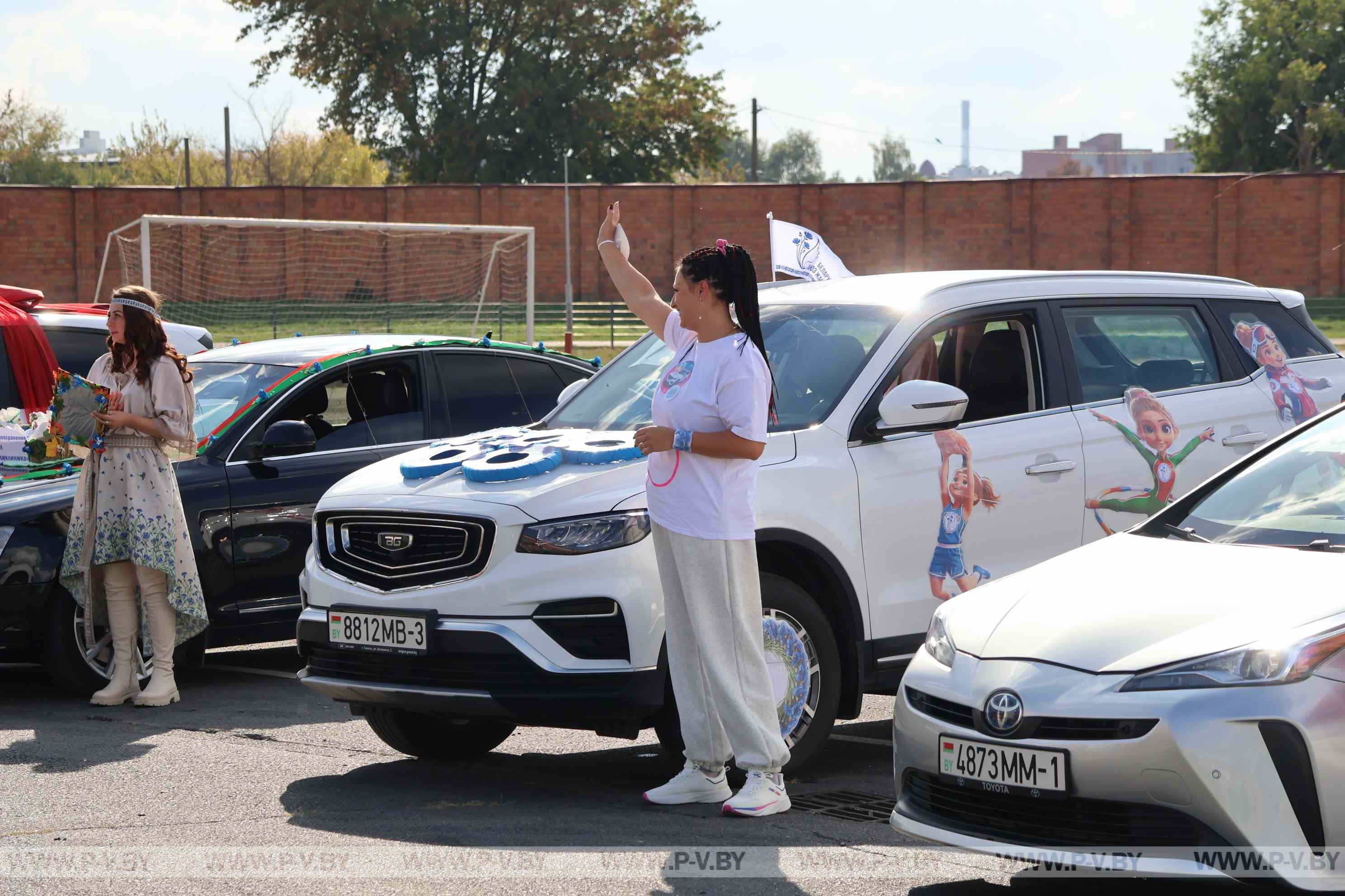 «АвтоЛеди Пинск-2026»: как женщины удивляли город мастерством, образами и любовью к дорогам