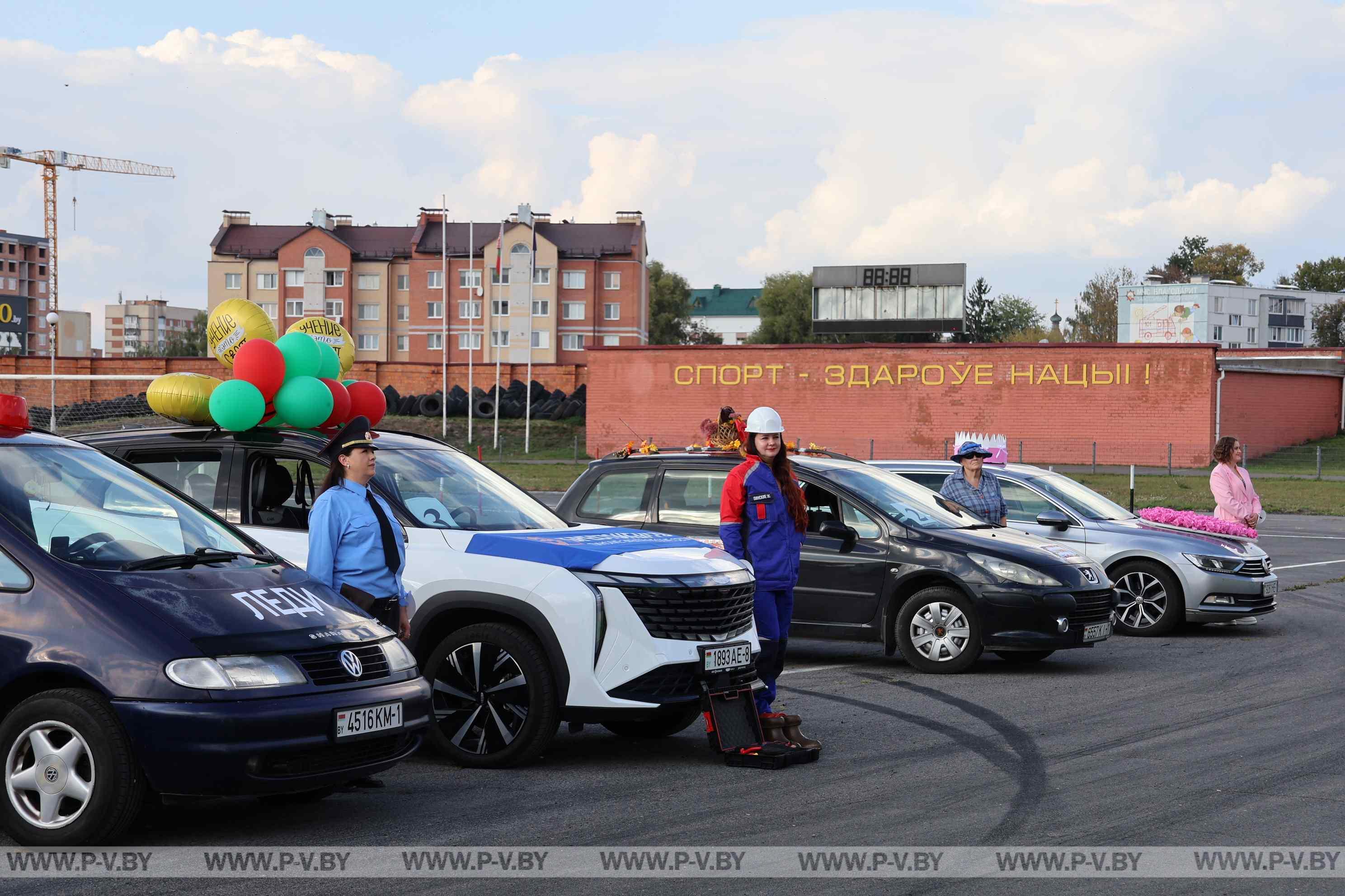 «АвтоЛеди Пинск-2026»: как женщины удивляли город мастерством, образами и любовью к дорогам