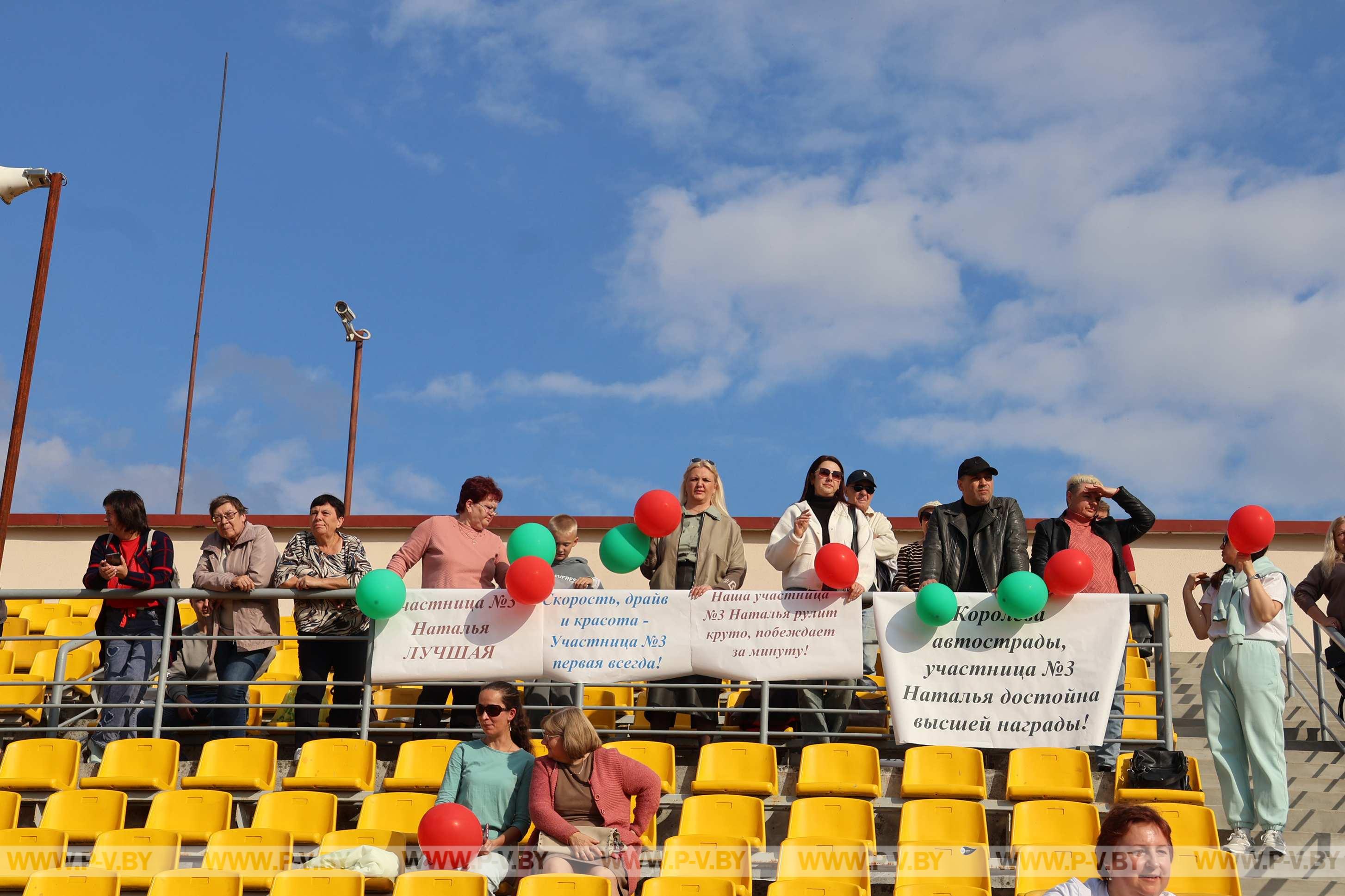 «АвтоЛеди Пинск-2026»: как женщины удивляли город мастерством, образами и любовью к дорогам