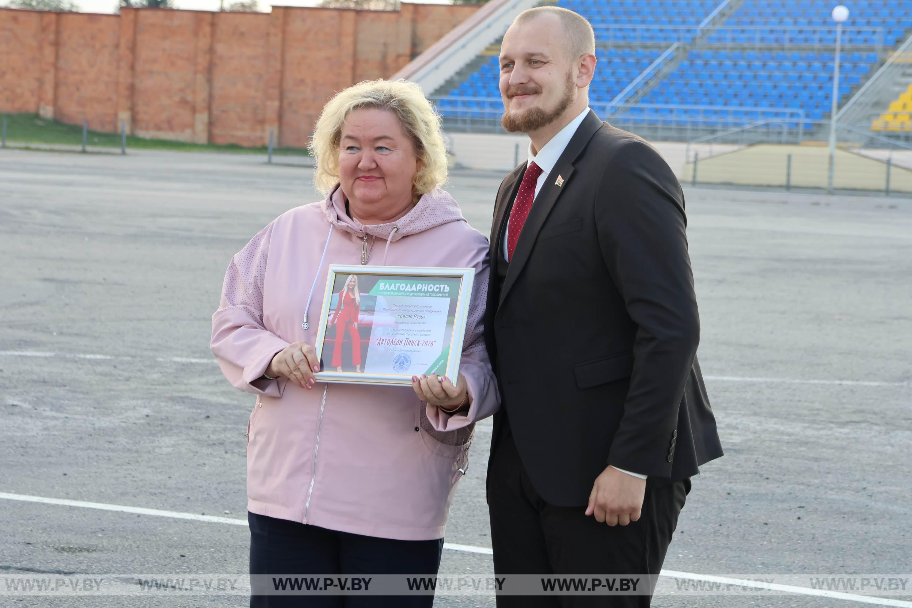 «АвтоЛеди Пинск-2026»: как женщины удивляли город мастерством, образами и любовью к дорогам