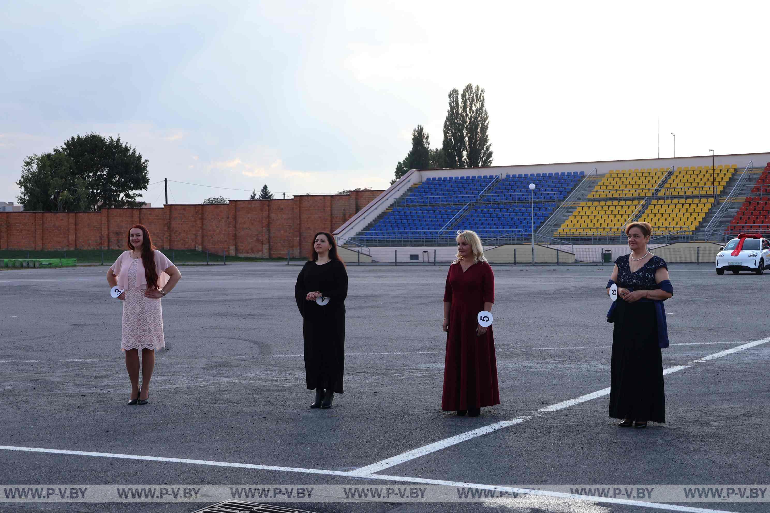 «АвтоЛеди Пинск-2026»: как женщины удивляли город мастерством, образами и любовью к дорогам