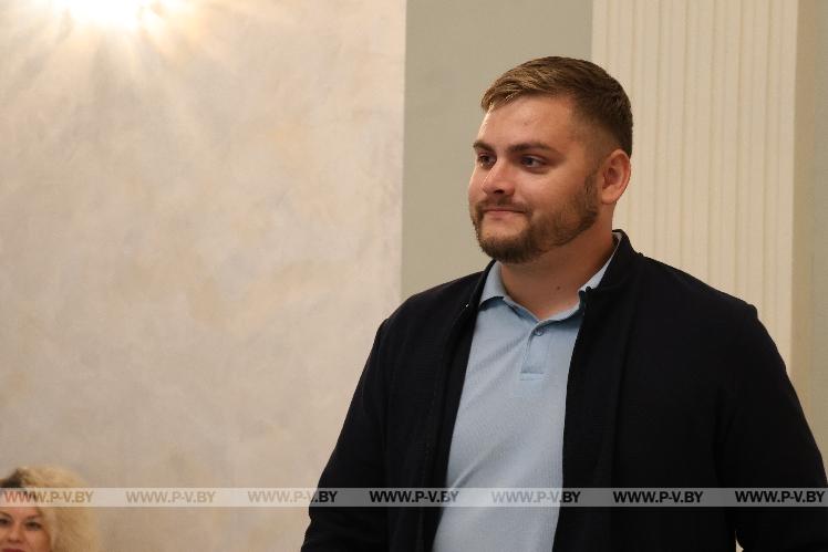В Пинске вручили свидетельства о рождении троим малышам