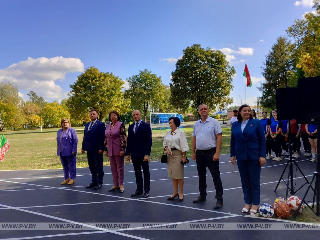 В Пинском колледже БрГУ имени Пушкина торжественно открыли стадион после капремонта