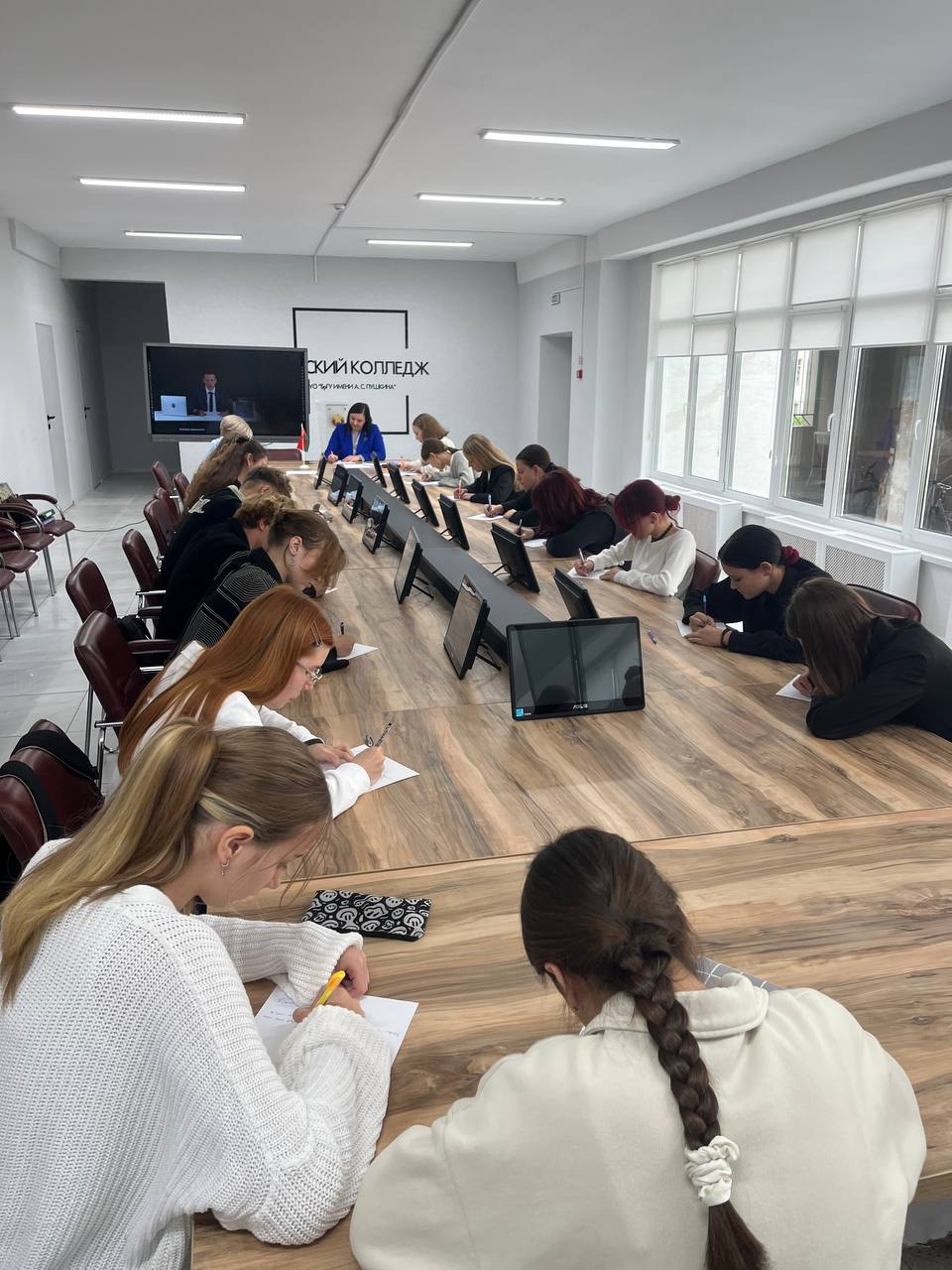 Диктант ко Дню народного единства: пишет Пинский колледж