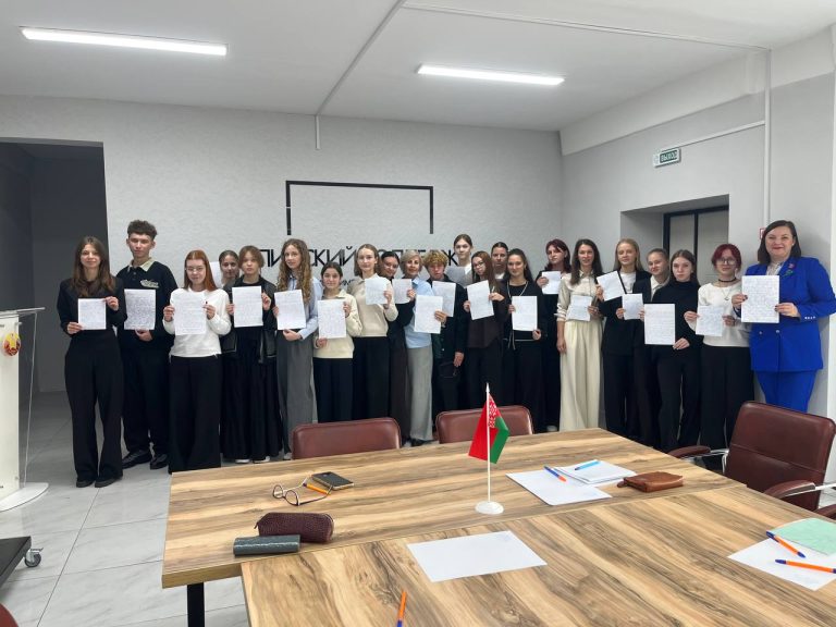 Диктант ко Дню народного единства: пишет Пинский колледж