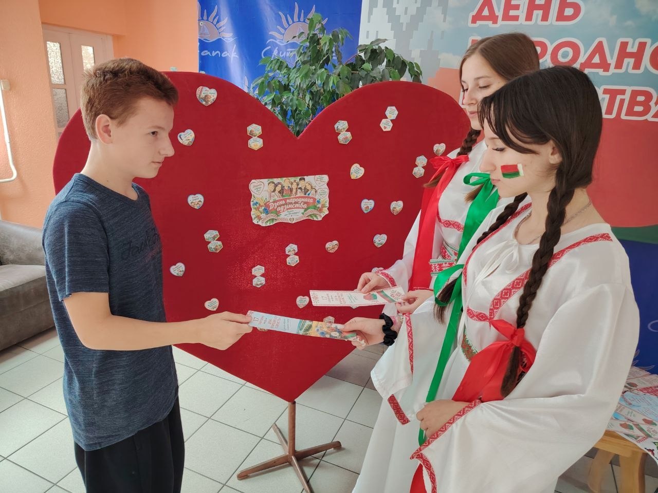 В «Свитанаке» прошла акция ко Дню единства