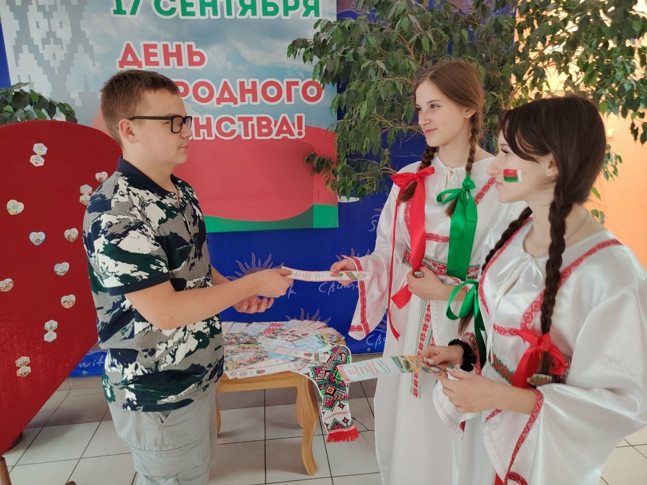 В «Свитанаке» прошла акция ко Дню единства