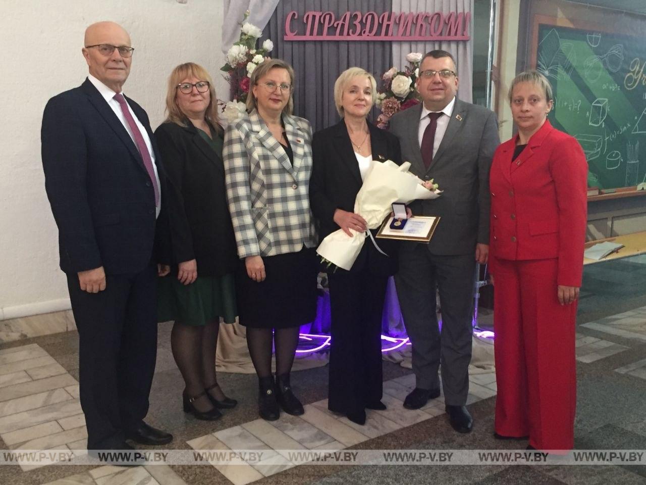 Директор ЦКРОиР Пинского района Инесса Омелящик награждена знаком «Отличник образования»