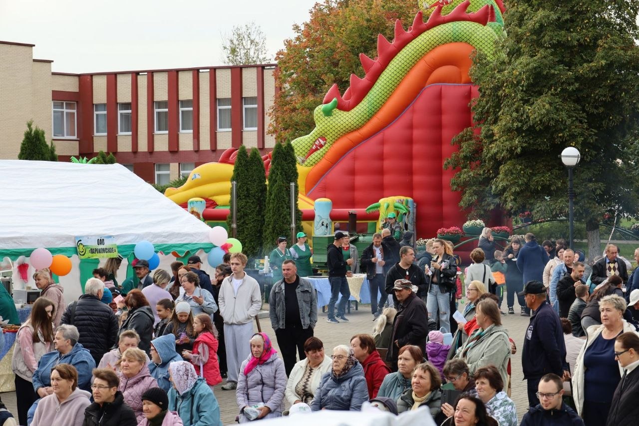 Весело и с размахом прошел день агрогородка Парохонск