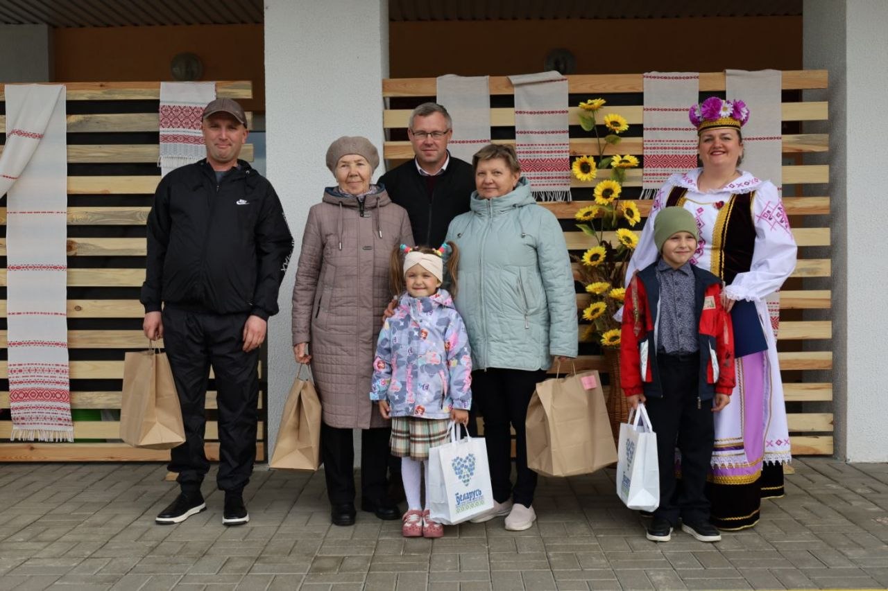 Весело и с размахом прошел день агрогородка Парохонск