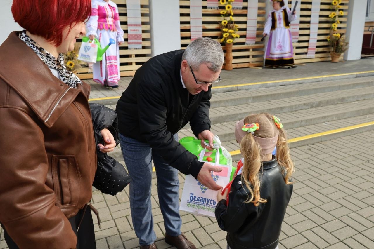 Весело и с размахом прошел день агрогородка Парохонск