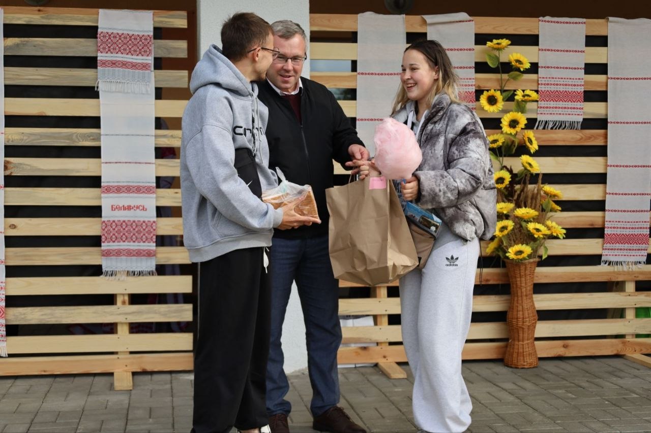 Весело и с размахом прошел день агрогородка Парохонск