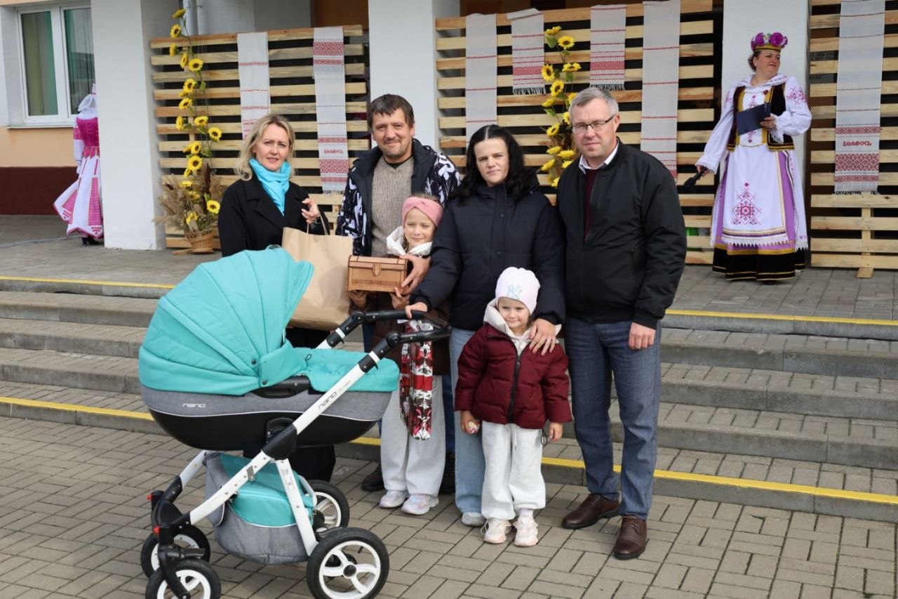 Весело и с размахом прошел день агрогородка Парохонск
