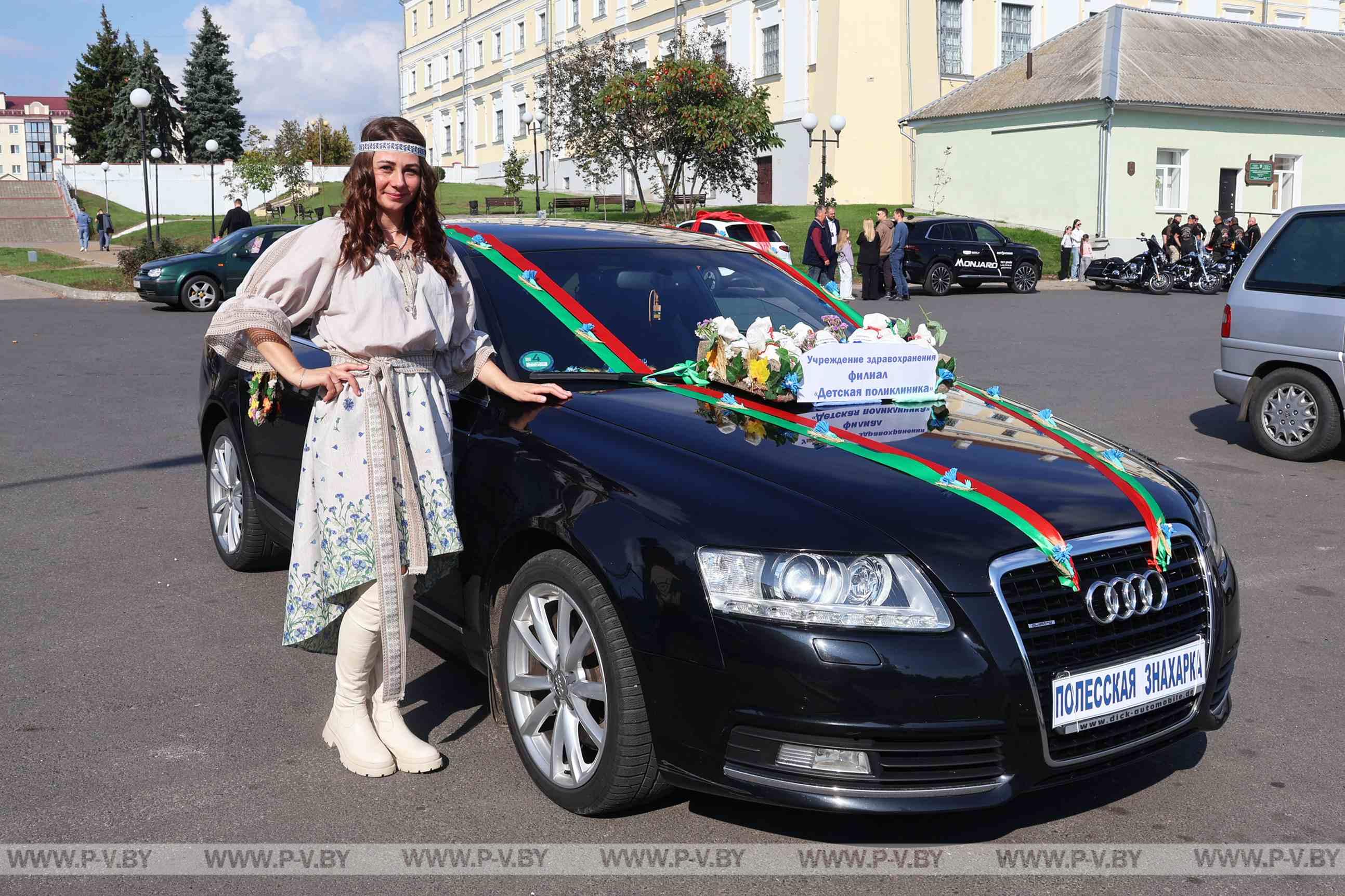 «АвтоЛеди Пинск-2026»: как женщины удивляли город мастерством, образами и любовью к дорогам