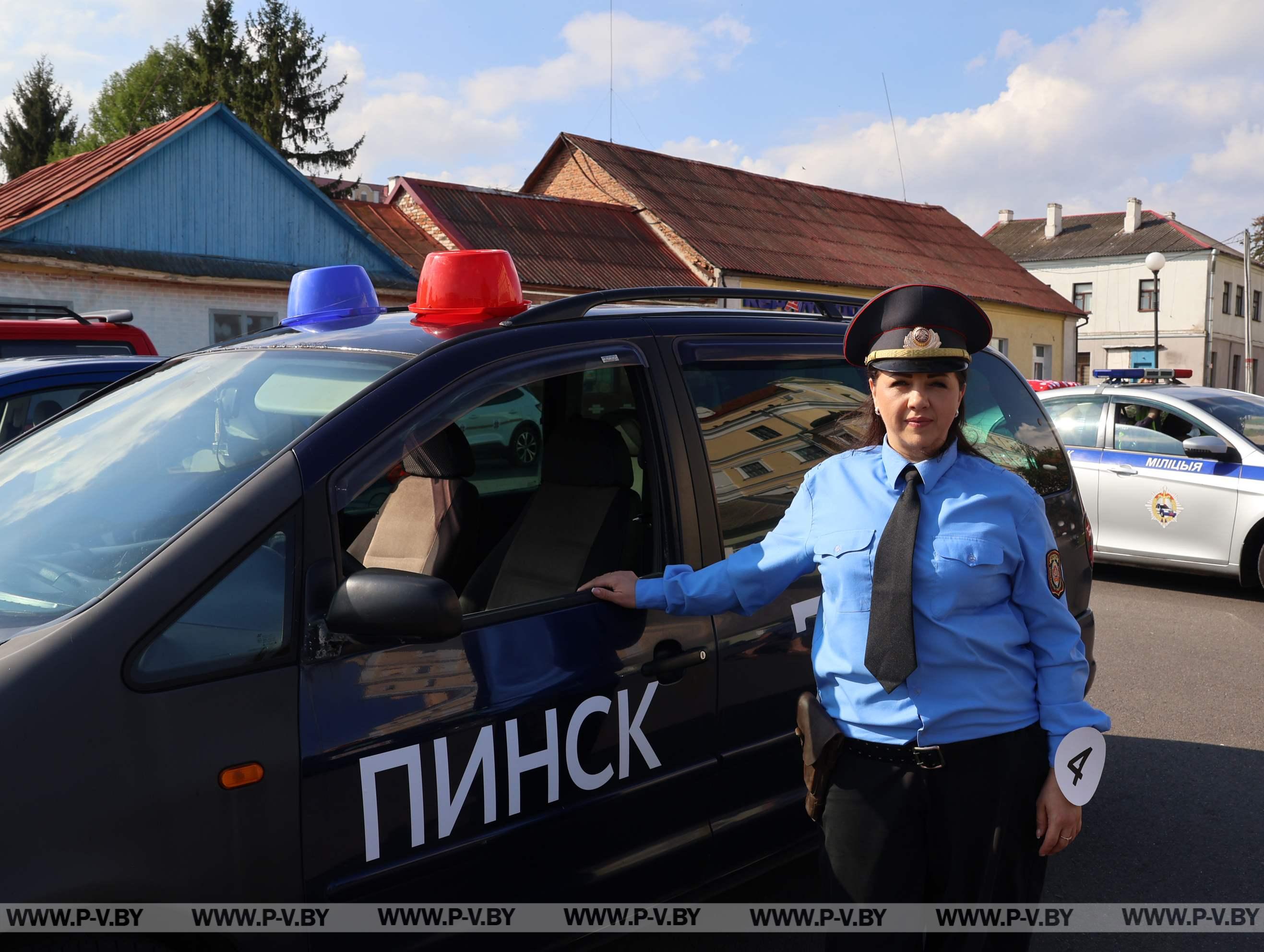 «АвтоЛеди Пинск-2026»: как женщины удивляли город мастерством, образами и любовью к дорогам